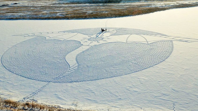 雪山に巨大なミステリーサークル。自身の足で踏み固めて描く壮大なスノーアート