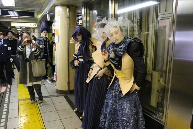 地下鉄銀座線で土曜の夕方、ゲリラショー“ハプニング”。ホームも車内もランウェイに