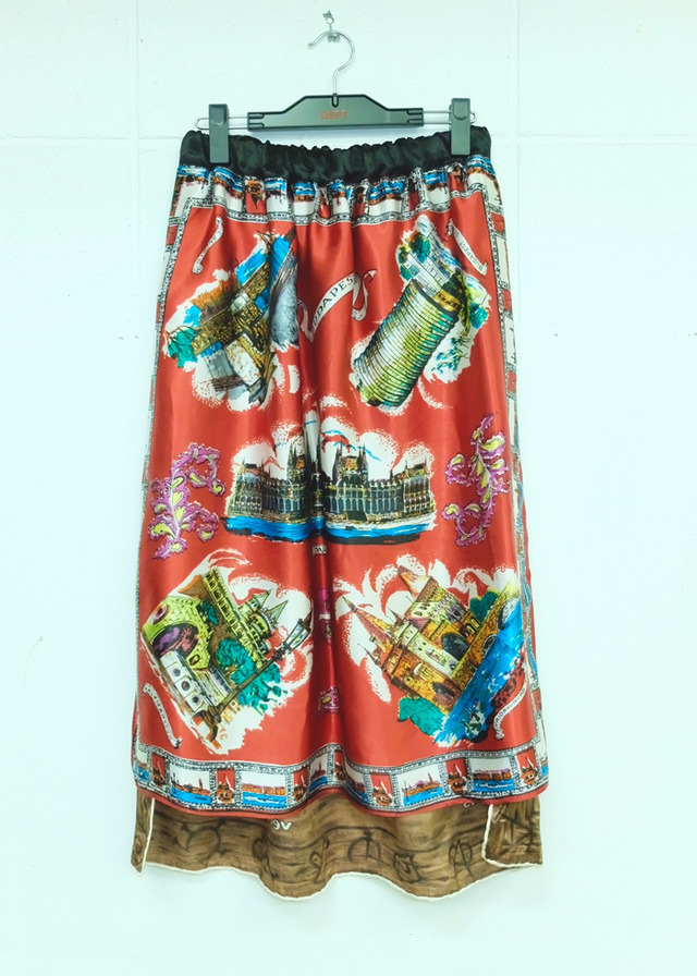 「VINTAGE SCARF SKIRT」（1万3,000円から1万5,000円）