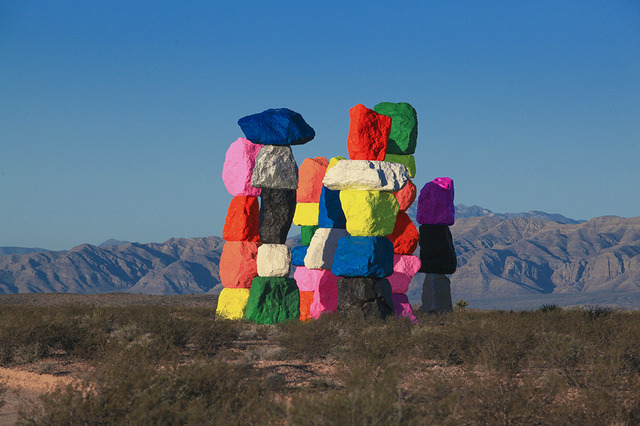 ウゴ・ロンディノネの作品「Seven Magic Mountains」