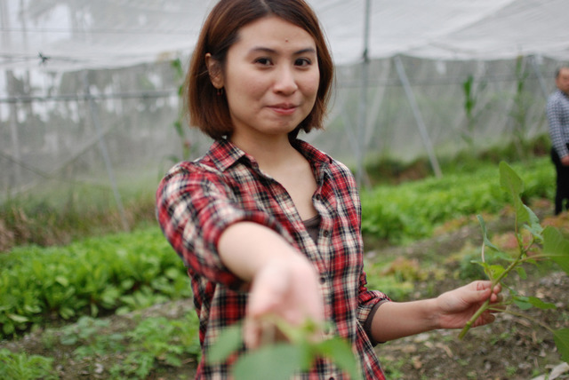 食べられる雑草を摘んで満足気なTrista