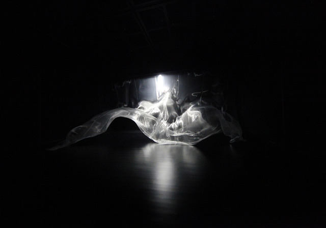 大巻伸嗣≪Liminal Air≫会場:岡本太郎美術館、2014 年 素材:布、ファン、照明、サイズ:h528 × w 986 × d 786(cm)