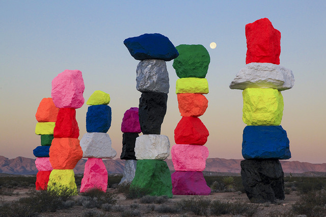 ウゴ・ロンディノネの作品「Seven Magic Mountains」