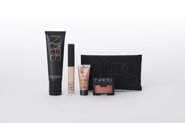 ナーズがベースメーキャップ製品のトップセラー2点をセットした「NARS ベースメーキャップキット 2016 Summer」（8,600円）を発売