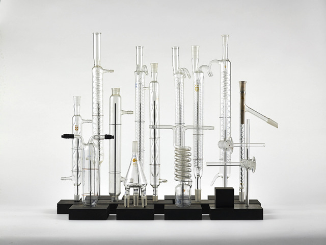 「Scientific Form-001」 2015年 50x 40 x65cm Laboratory Glassware （ガラス実験器具）