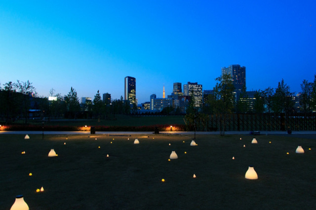 東京タワーやオフィスビルの美しい夜景とともに広大な芝生の上に設置された巨大スクリーンで映画が楽しめる定期開催型の屋外シアターイベント「品川オープンシアター」が開催