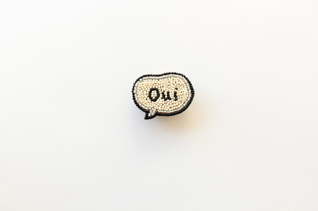 Oui(はい)のブローチ（1万6,000円）