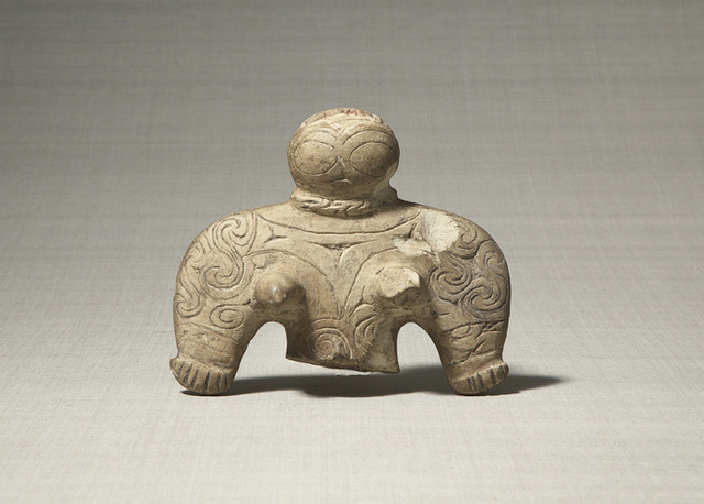 岩偶　縄文時代晩期　B. C. 800年頃　15.9×19.3×5.2cm〔1958 年蒐集〕