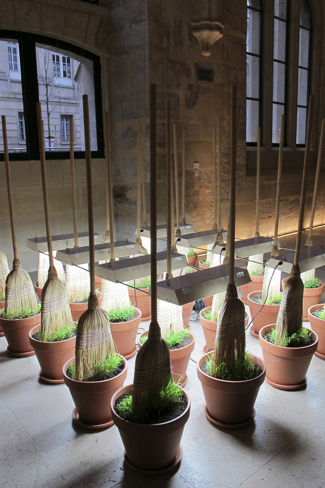 Sans titre ｜2013ほうき、素焼きの植木鉢、土、ランプ｜サイズ可変Brooms, clay pots, soil, lamps ｜Dimensions variable