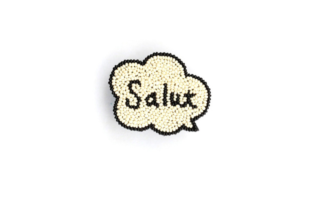 Salut(こんにちは)のブローチ（1万6,000円）