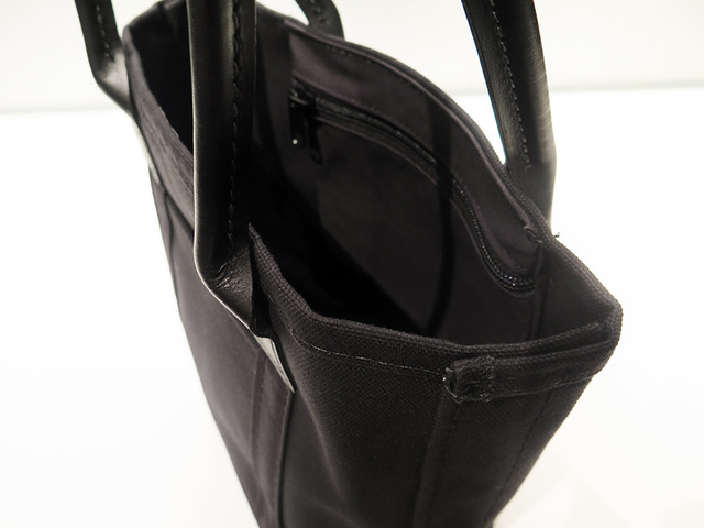 BLACK ON BLACK TOTE BAG S 26×34×12.5cm 1万5,600円／L.L.Bean