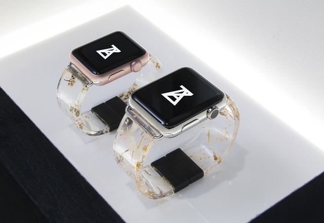 「Acrylic flower band for Apple watch」（1万3,000円）