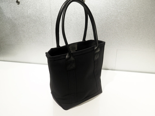 BLACK ON BLACK TOTE BAG S 26×34×12.5cm 1万5,600円／L.L.Bean