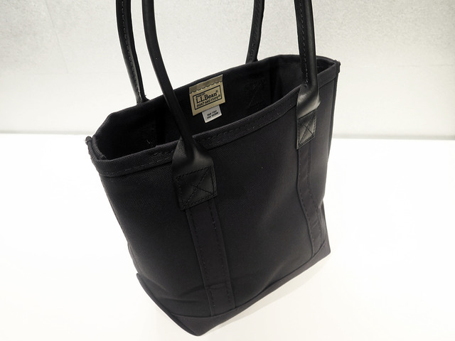 BLACK ON BLACK TOTE BAG S 26×34×12.5cm 1万5,600円／L.L.Bean