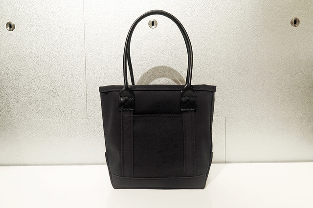 BLACK ON BLACK TOTE BAG S 26×34×12.5cm 1万5,600円／L.L.Bean