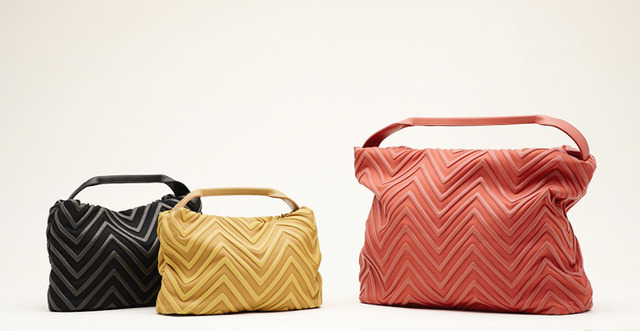 「ZIGZAG GLAZED BAG」（S／3万円、L／4万2,000円）