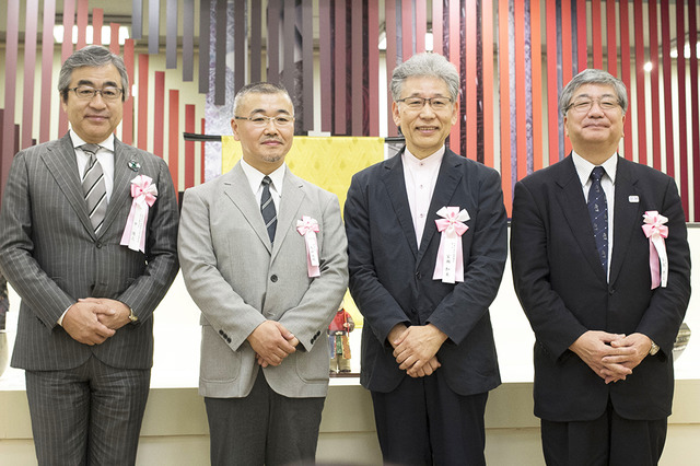 左から)三越日本橋本店長の中陽次さん、丸山浩明さん、室瀬和美さん、齋藤孝正さん