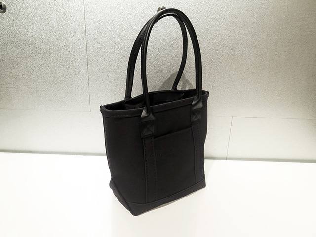 BLACK ON BLACK TOTE BAG S 26×34×12.5cm 1万5,600円／L.L.Bean