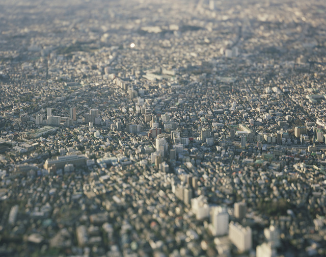 風景をミニチュアのように捉えた写真で人気の写真家・本城直季による写真集『東京』が発売