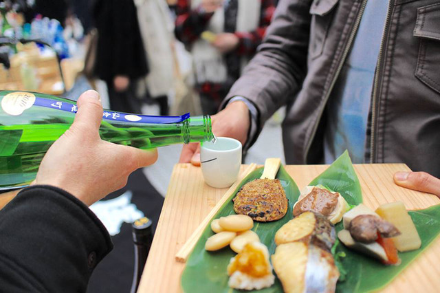 全国から新進気鋭の酒蔵が集まる“日本酒呑み比べ”イベント「AOYAMA SAKE FLEA」が開催