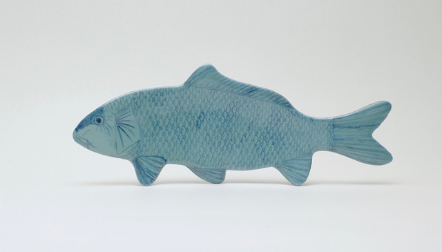 自立する皿 (コイ) Self-Standing Plate -Carp2016　ceramic　h. 12.0 × w. 33.0 × d. 3.0 cm