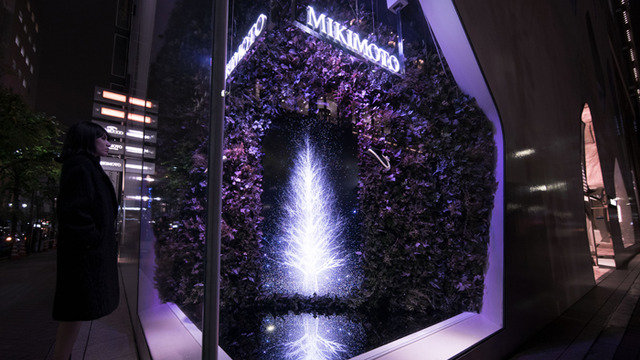 チームラボがミキモト銀座2丁目本店のショーウィンドウにてインタラクティブ作品「Sparkling Dream Tree by teamLab」を展示