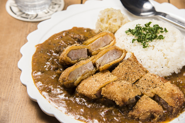 肉山×グロリアスチェーンカフェの「自家製ハムのハムカツカレー」（1,000円）