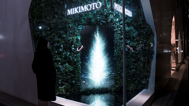 チームラボがミキモト銀座2丁目本店のショーウィンドウにてインタラクティブ作品「Sparkling Dream Tree by teamLab」を展示