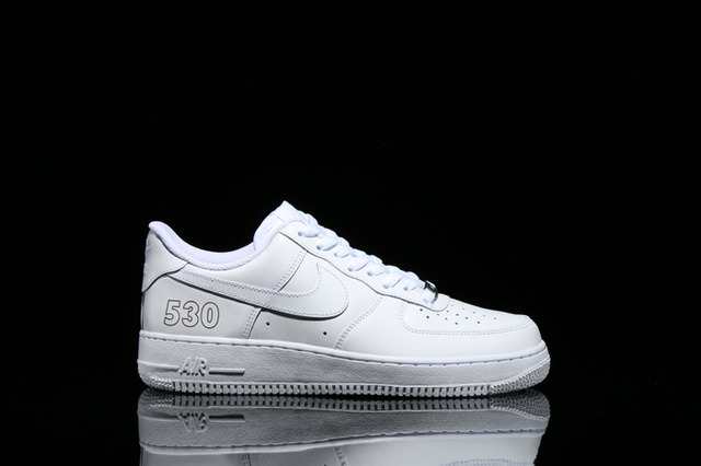 「NIKE AIR FORCE 1’07」（1万2,000円）