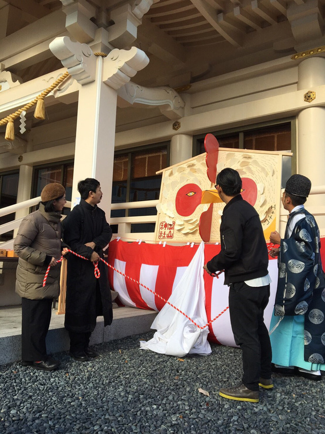 シファカが岡山神社に“とり”をモチーフにした約2m四方の大絵馬を奉納