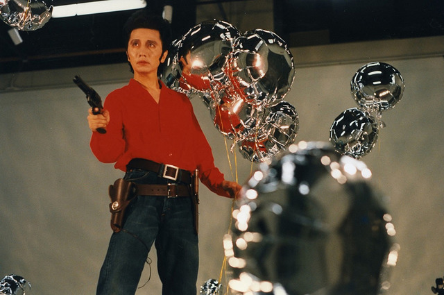 MORIMURA Yasumasa 《銃を持つ私／ウォーホルに捧げる》1998／ シングルチャンネル・ヴィデオ／作家蔵 Courtesy of Yoshiko Isshiki Office, Tokyo