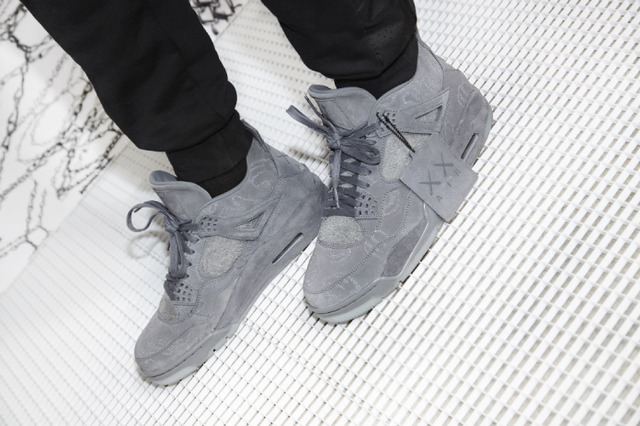 AIR JORDAN 4 RETRO KAWS（3万8,000円）