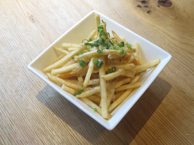 溶けたトリュフチーズがかかった「TRUFFLE FRIES（トリュフフライ）」（800円）