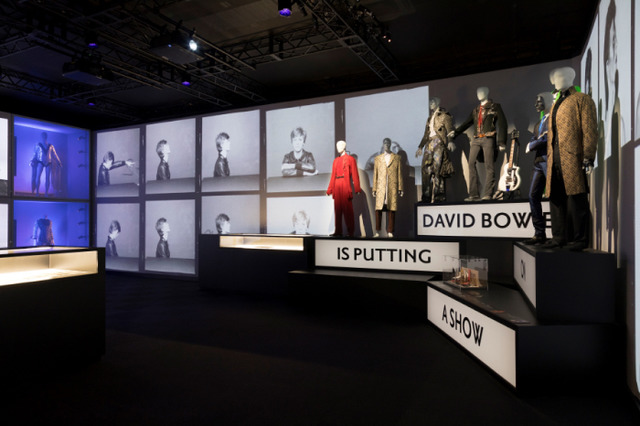 大回顧展「DAVID BOWIE is」の様子