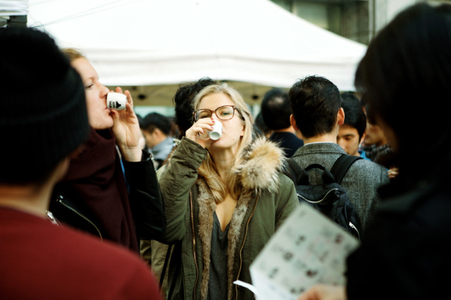 約100種の日本酒を楽しめる「Aoyama Sake Flea」が青山・国連大学広場で開催