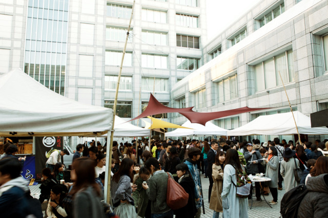 約100種の日本酒を楽しめる「Aoyama Sake Flea」が青山・国連大学広場で開催