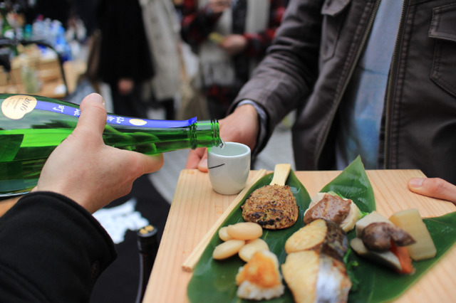 約100種の日本酒を楽しめる「Aoyama Sake Flea」が青山・国連大学広場で開催