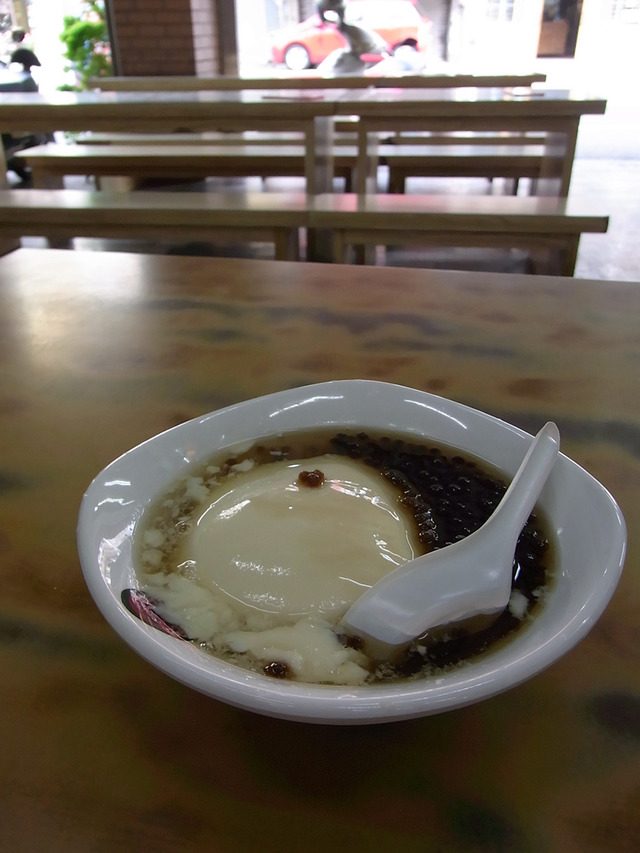 安平老街の豆花は食べやすいサイズ