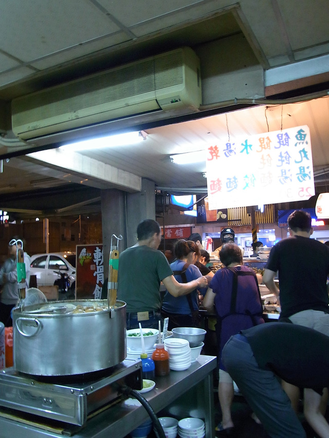 いつも大賑わいの「民生路無名意麺」