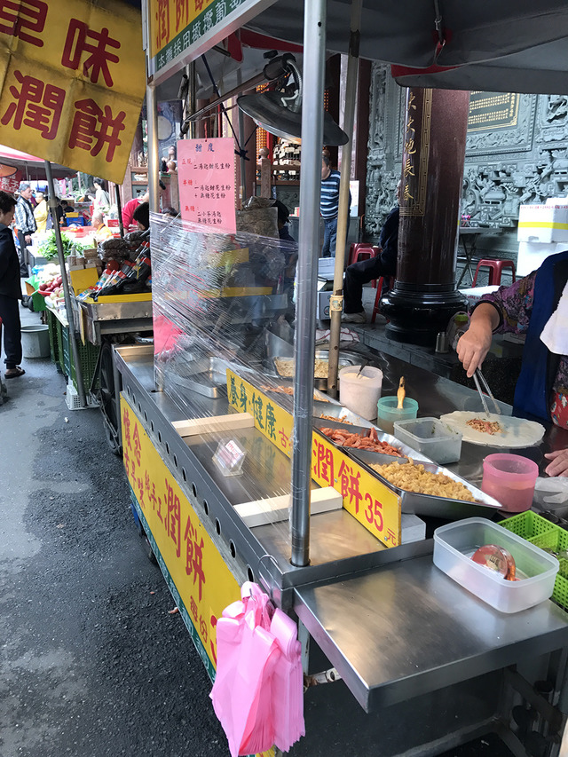 クレープのように焼いて具を巻き込む潤餅