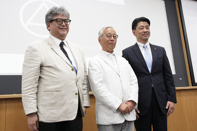 左から)国立天文台 天文情報センター広報室長・准教授の山岡 均、杉本博司、小田原市長の加藤憲一