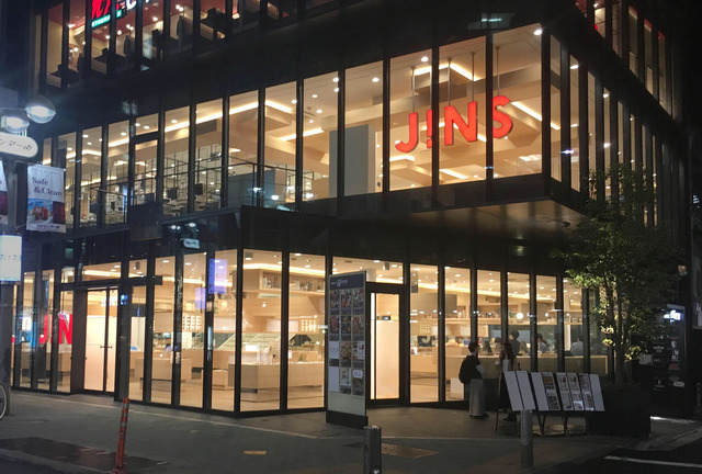 建築家の藤本荘介が店舗デザインを担当したJINS渋谷店