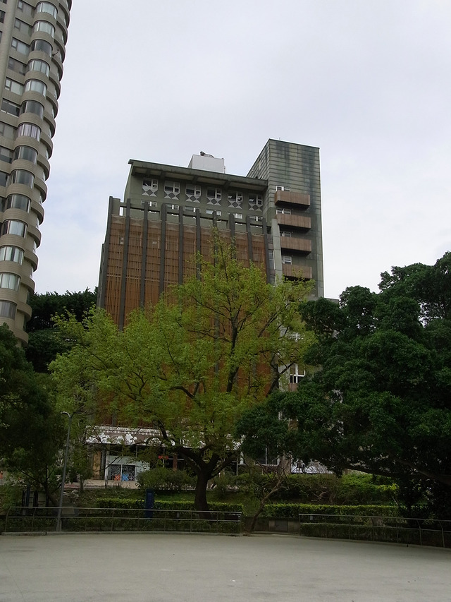 北投公園の両側に温泉施設が建ち並ぶ