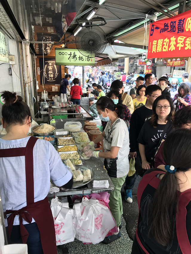 大行列な台湾風クレープの店「金得春捲」