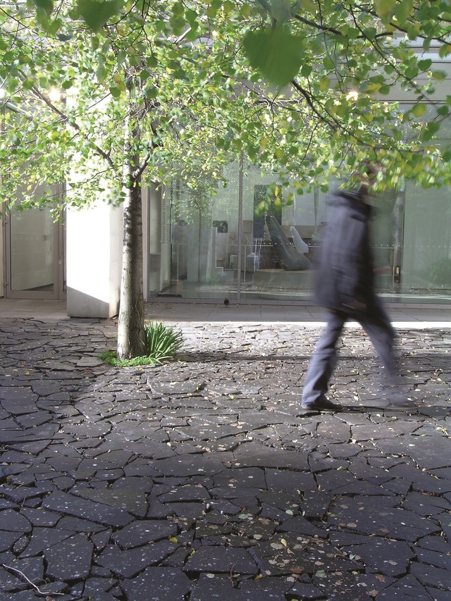 Place noire｜2007　Pieces of black asphalt｜Installation view at Atelier Brancusi, Centre Pompidou, Paris　