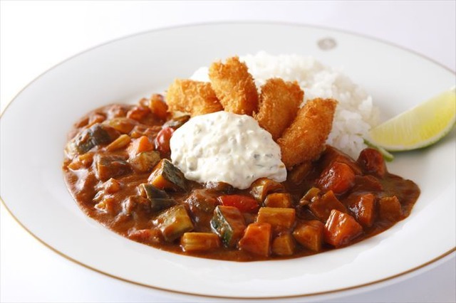 野菜をふんだんに使ったトマトカレー 小海老のフライ添え（1,900円）