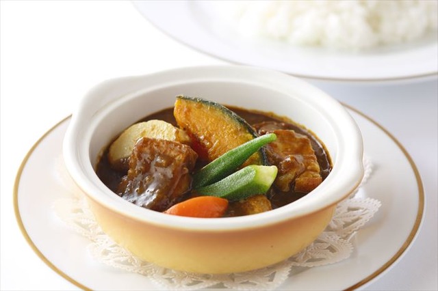 「三元豚の煮込みカレーライス」（2,000円）