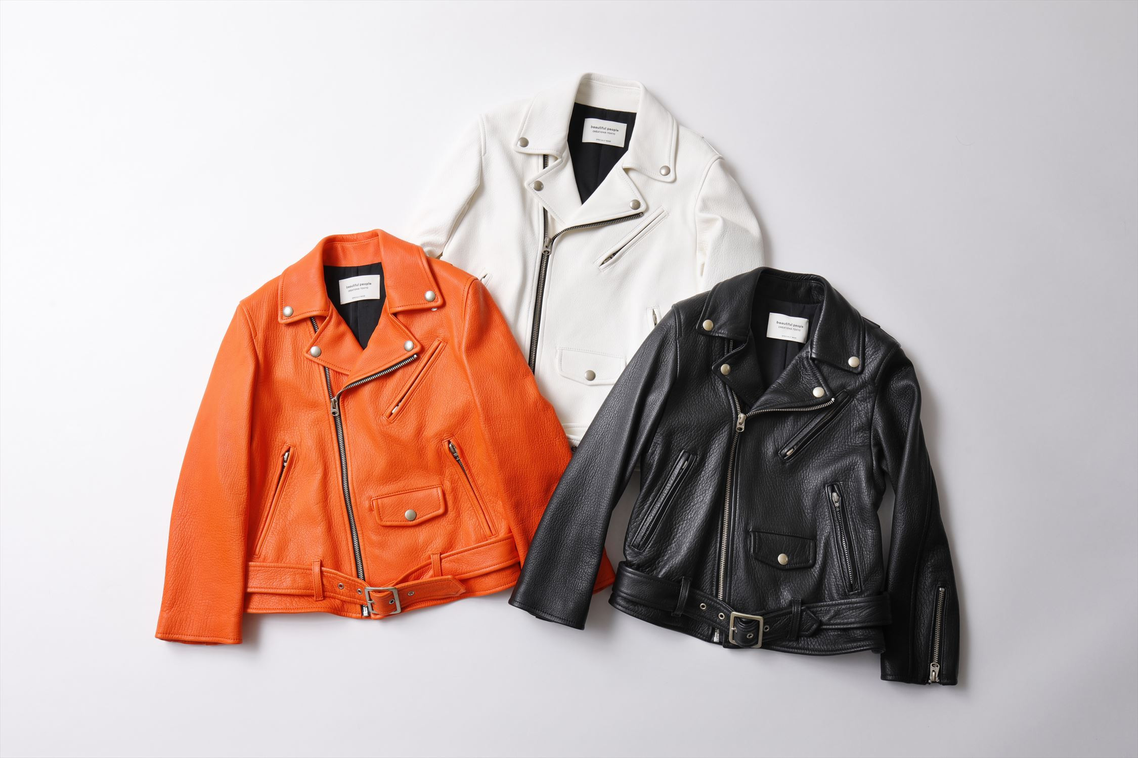 ディアレザーライダースジャケット 左:オレンジ、中央:オフホワイト、右:ブラック（各12万円）