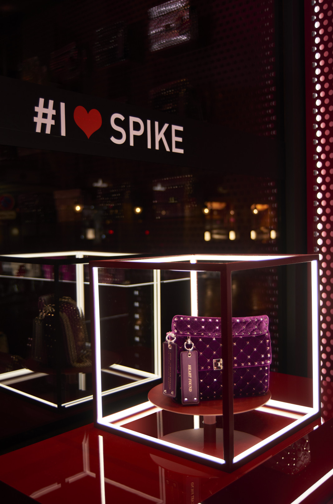 ヴァレンティノがポップアップストア「I ♥ SPIKE」をパリのホテル コストにオープン
