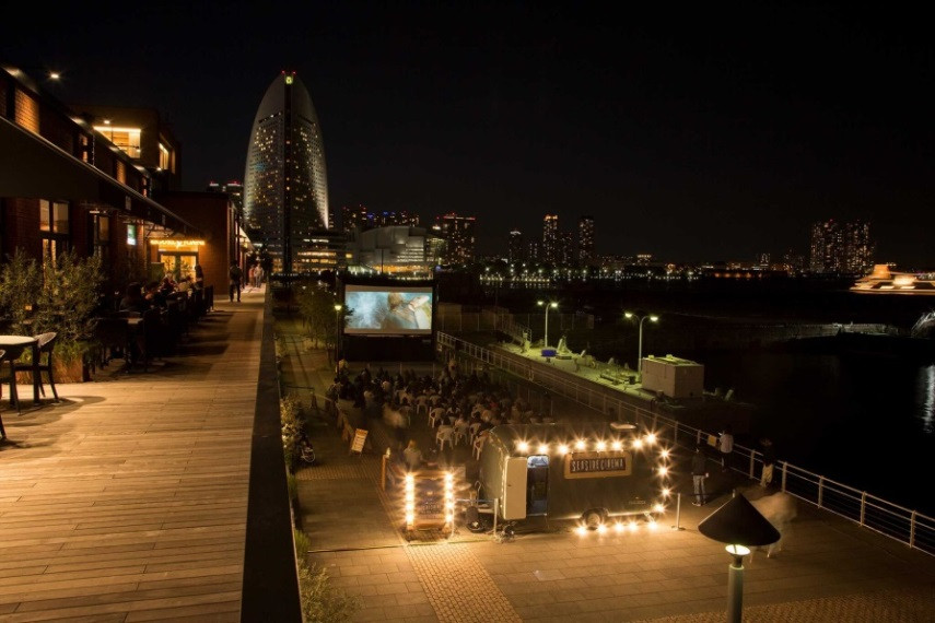 横浜赤レンガ倉庫赤レンガパークの野外シネマイベント「Open Air Cinema in YOKOHAMA RED BRICK WAREHOUSE」
